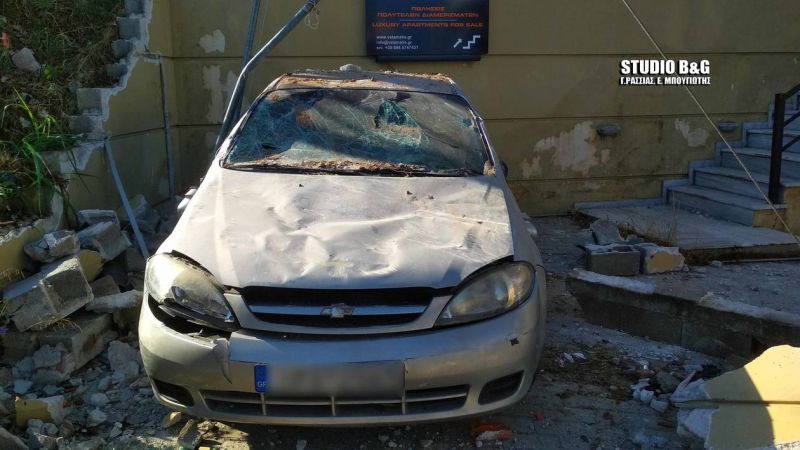 Τροχαίο στο Ναύπλιο: Τρελή πορεία ΙΧ - Γκρέμισε μάντρα
