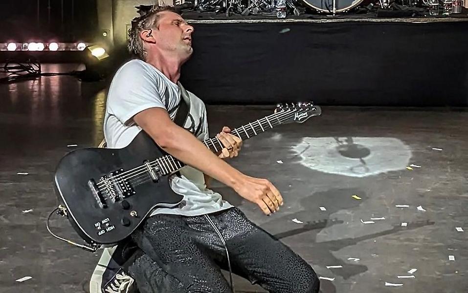 «Ντου» σε ελληνικό γάμο έκανε ο τραγουδιστής των Muse μετά τη συναυλία τους στο ΟΑΚΑ