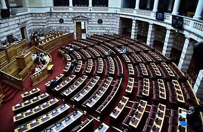 Βουλή: Ψηφίστηκαν το «Fuel Pass 2» και οι 3μηνες παρατάσεις μέτρων για την πανδημία
