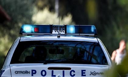 Σοκαριστικό βίντεο: Άνδρας προσπαθεί να πνίξει το παιδί του στην Ομόνοια! – Το έσωσαν οι περαστικοί