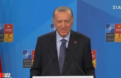 Το αμήχανο γέλιο του Ερντογάν για την αλλαγή στάσης έναντι του Μπάιντεν
