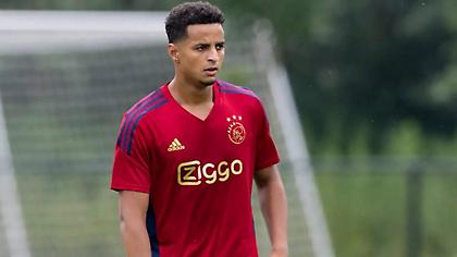 Νίκησε την κατάθλιψη και κάνει… πλάκα με τη φανέλα του Άγιαξ ο Ιχατάρεν!