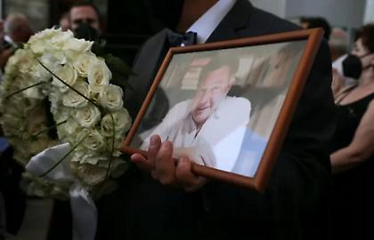 Tο τελευταίο αντίο στον Ηλία Νικολακόπουλο στο Α' Νεκροταφείο