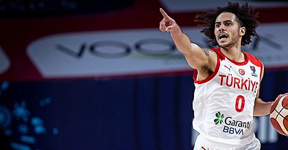 Παράσταση Λάρκιν στο πρώτο ημίχρονο στο Μεγάλη Βρετανία-Τουρκία