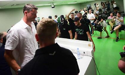 Χαμός στην παρουσίαση του Ριέρα: Οργανωμένοι της Ολίμπια μπούκαραν στην αίθουσα και τον έδιωξαν!