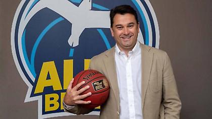 Στον πάγκο της Άλμπα ως το 2025 ο Ίσραελ Γκονζάλεθ