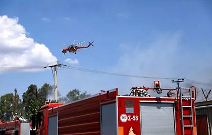 Πυρκαγιά στον Πύργο: Ξεκίνησαν τις ρίψεις νερού τα εναέρια μέσα