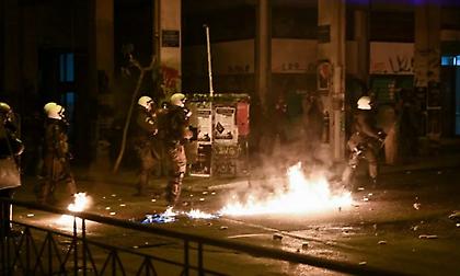 Η στιγμή που αστυνομικός καίγεται από μολότοφ στα Εξάρχεια!