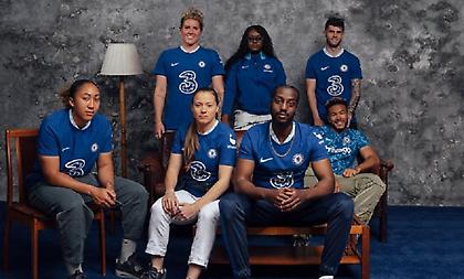 Εντυπωσιάζει η νέα... ρετρό εμφάνιση της Τσέλσι