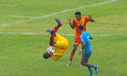 Τερματοφύλακας μπλόκαρε την μπάλα με… frontflip, γκρέμισε αντίπαλο και παραχώρησε πέναλτι