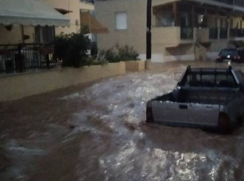 Κακοκαιρία: Δρόμοι ποτάμια στη Σκιάθο, βούλιαξε η Θάσος