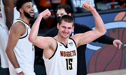 Ο χορός του… ημίγυμνου Γιόκιτς γύρω από μια φωτιά!