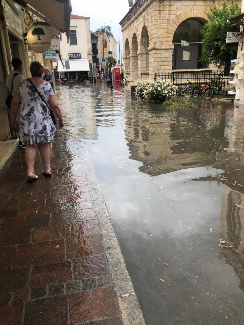 Κακοκαιρία: Δρόμοι ποτάμια στη Σκιάθο, βούλιαξε η Θάσος