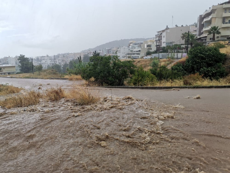 Κακοκαιρία: Δρόμοι ποτάμια στη Σκιάθο, βούλιαξε η Θάσος