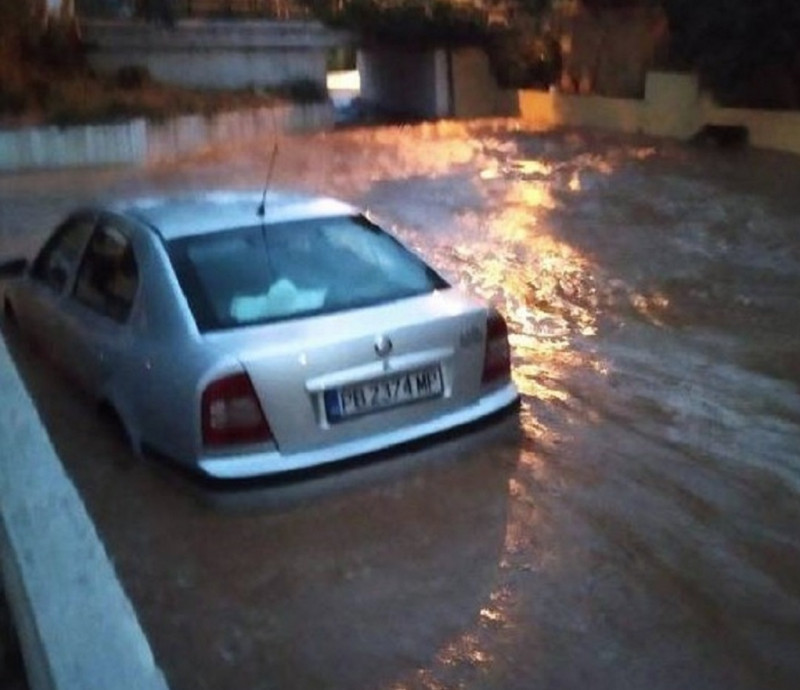 Κακοκαιρία: Δρόμοι ποτάμια στη Σκιάθο, βούλιαξε η Θάσος