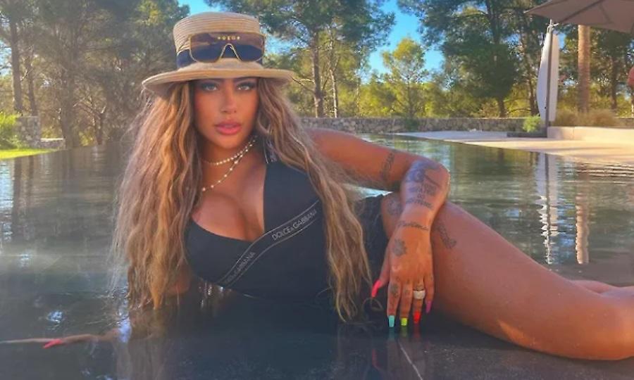 Η αδερφή του Νεϊμάρ πόζαρε ημίγυμνη με σαπουνάδες σε σκάφος