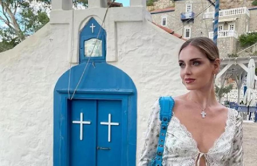 Κιάρα Φεράνι: Οι διακοπές στην Ύδρα και η τόπλες πόζα της εντυπωσιακής Ιταλίδας influencer