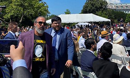ΗΠΑ: Ακτιβιστής που έχασε τον γιο του σε μακελειό διέκοψε την ομιλία Μπάιντεν για την οπλοκατοχή
