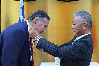 Το Παράσημο του Τάγματος του Ανατέλλοντος Ηλίου απονεμήθηκε στον Σπύρο Καπράλο