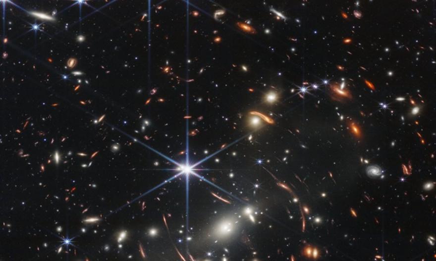 Συγκλονίζει η πρώτη φωτογραφία του James Webb: Γαλαξίες 13,5 δισεκατομμυρίων ετών!