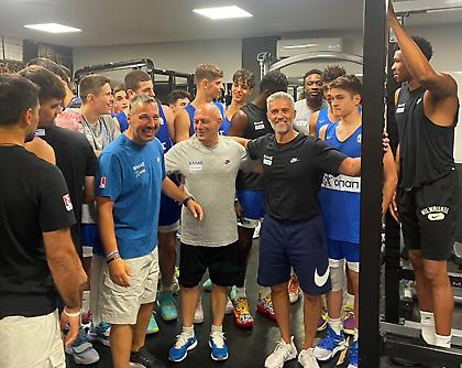 Ο Γιάννης Αντετοκούνμπο φωτογραφήθηκε με την Εθνική Παίδων στο ΟΑΚΑ