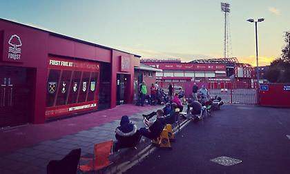 Οπαδοί της Νότιγχαμ κατασκήνωσαν έξω από τα εκδοτήρια για να πάρουν κάρτα για τα εκτός έδρας ματς!