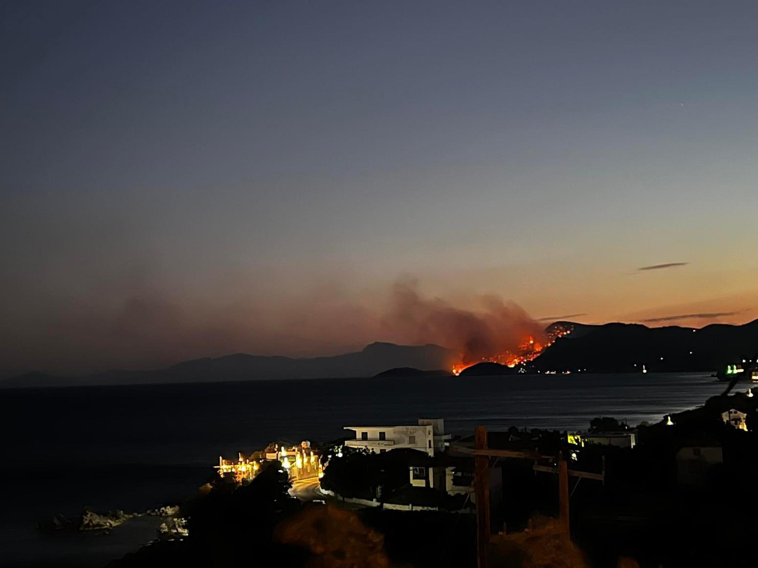 Φωτιά στη Σάμο: Συνεχίζεται η μάχη με τις φλόγες