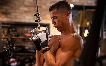 Εκτός προετοιμασίας της Γιουνάιτεντ ο Ρονάλντο, αλλά... λιώνει στη γυμναστική!