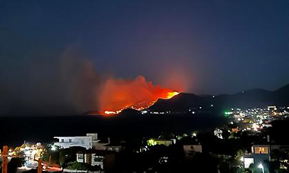 Φωτιά στη Σάμο: Συνεχίζεται η μάχη με τις φλόγες - Ξεκίνησαν οι ρίψεις νερού από αέρος