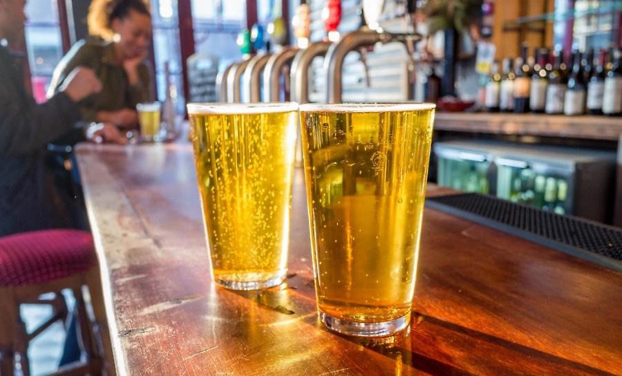Οι άντρες κάτω των 40 δεν πρέπει να πίνουν πάνω από ένα... σφηνάκι μπύρα τη μέρα, έρευνα αναφέρει