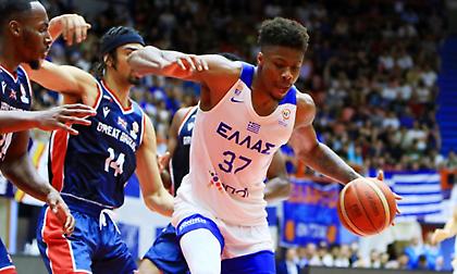 Ζέρβας: «Αντετοκούνμπο ή 7ος ξένος, από τη στιγμή που μένει ο Βεζένκοφ στον Ολυμπιακό»