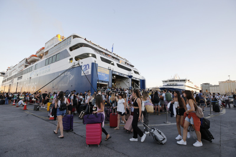 Πειραιάς: Ουρές στο λιμάνι - Όπου φύγει-φύγει οι Αθηναίοι