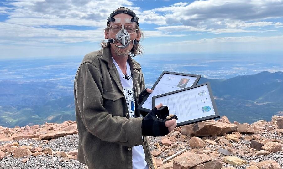 Τύπος ανέβηκε σε βουνό σπρώχνοντας ένα φιστίκι με τη μύτη του και έσπασε το σχετικό ρεκόρ