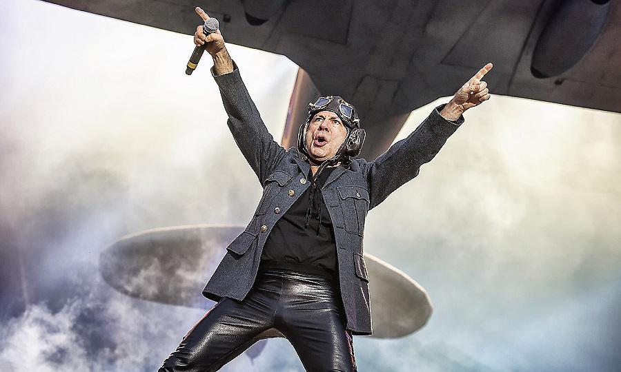 Τα έχωσε σε οπαδό που άναψε καπνογόνο ο Dickinson και έφυγε από τη σκηνή στο Number of the Beast!