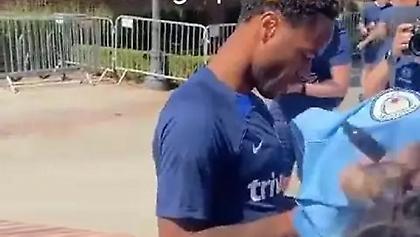 Ο Στέρλινγκ αρνήθηκε να υπογράψει φανέλα της Μάντσεστερ Σίτι