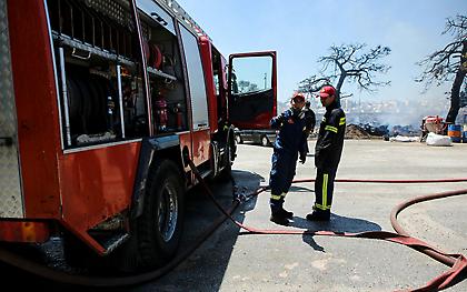 Θεσσαλονίκη: Πυρκαγιά σε τρία σταθμευμένα αυτοκίνητα
