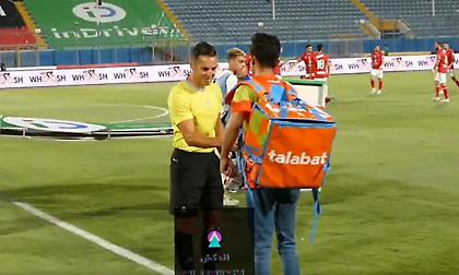 Ντελιβεράς παρέδωσε την μπάλα για τη σέντρα σε αγώνα στην Αίγυπτο