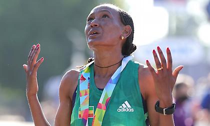 Μεγάλη νικήτρια του Μαραθωνίου η Γκεμπρεσελάσε στο Παγκόσμιο Στίβου με νέο ρεκόρ!