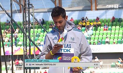 Η απονομή του ασημένιου μεταλλίου στον Μίλτο Τεντόγλου