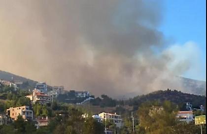 Μεγάλη φωτιά στην Πεντέλη: Μήνυμα του 112 στους κατοίκους της περιοχής