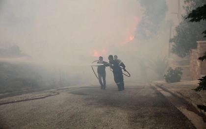 Φωτιά στην Πεντέλη: Ποιοι δρόμοι έχουν κλείσει
