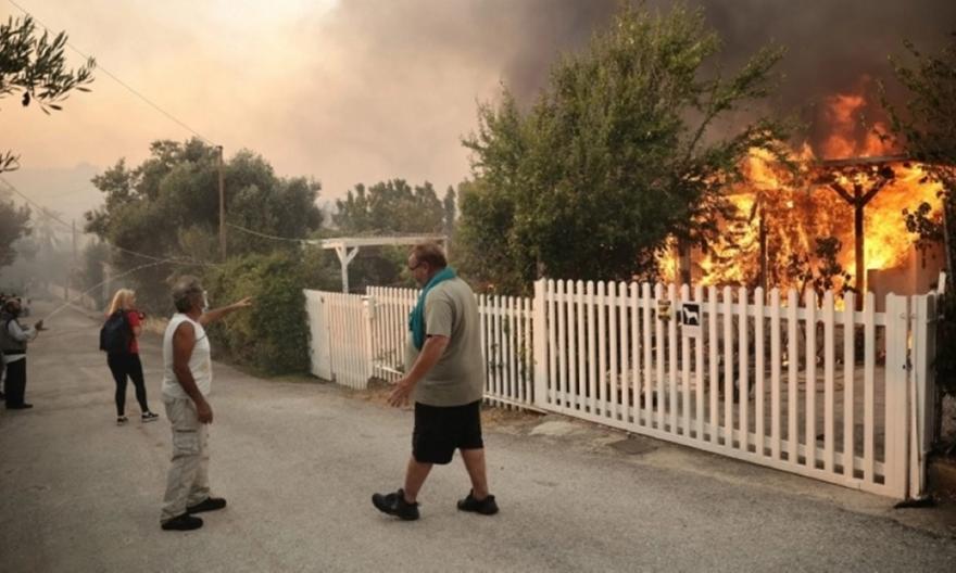 Φωτιά: Καίγεται το σπίτι της Στεφανίδη στην Παλλήνη