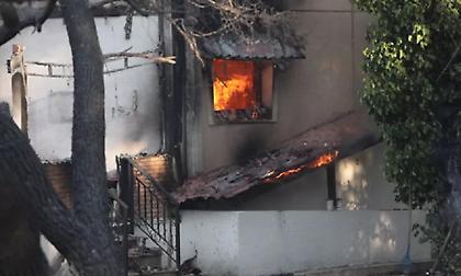 Φωτιά στα Μέγαρα: Τουλάχιστον δύο σπίτια κάηκαν - Έσπασε το μέτωπο στη Λούμπα