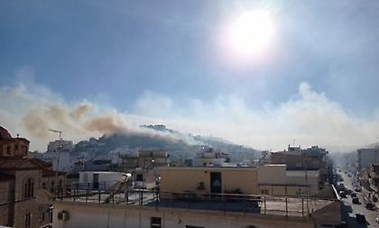 Σε τρία μέτωπα μαίνεται η φωτιά στη Σαλαμίνα: Αναβλήθηκε η εντολή εκκένωσης του Κέντρου Υγείας