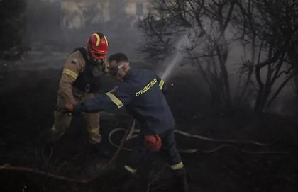 Πύρινος εφιάλτης στην Πεντέλη: Μαίνεται ανεξέλεγκτη η μεγάλη πυρκαγιά - Κάηκαν σπίτια