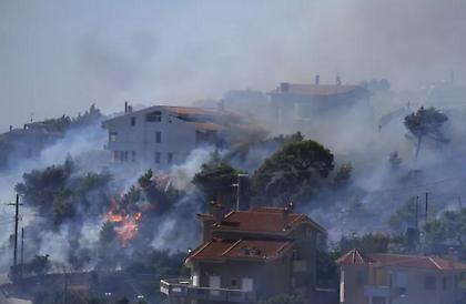 Φωτιά στην Πεντέλη: Άνιση μάχη των πυροσβεστών με τους ανέμους - Δείτε βίντεο