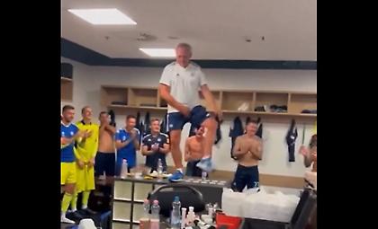 Έπος: Ο προπονητής της Σλόβαν, Βλάντιμιρ Βάις, ανέβηκε στο τραπέζι και το έριξε στον χορό!