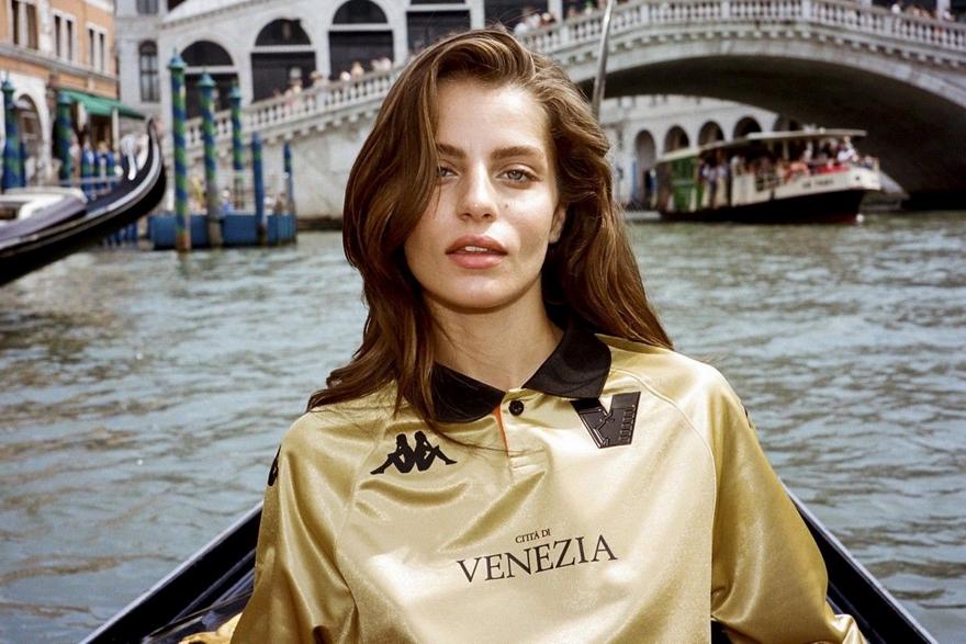 Venezia: Le greche in gondola presentano la terza maglia – Calcio – Italia