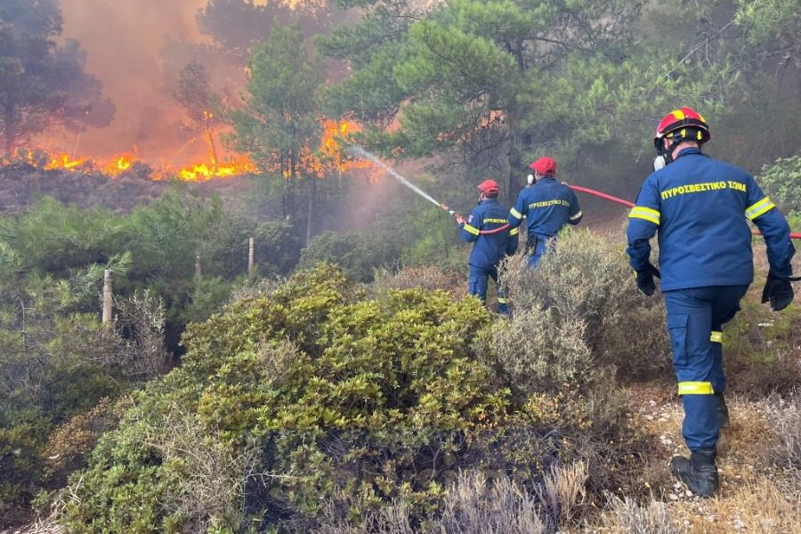 Λέσβος-φωτιά: Επιδεινώνεται η εικόνα,απειλούνται 2 οικισμοί