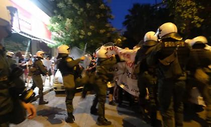 Υπό διερεύνηση τα βίντεο που δείχνουν αστυνομικούς να χτυπούν με μανία διαδηλωτές στα Εξάρχεια